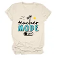 Vista detallada del estampado Teacher Mode Off en una camiseta de verano beige con cuello redondo - S / Tops / Arena (Texto Negro)