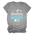 Camiseta gris informal con estampado 'teacher MODE OFF' y elementos de verano para mujer - S / Tops / Gris Oscuro (Texto Blanco)