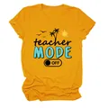 Detalle de una camiseta amarilla de manga corta con estampado 'Teacher Mode Off' verano - S / Tops / Amarillo Mostaza (Texto Negro)