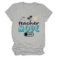 Primer plano del estampado 'teacher MODE OFF' en una camiseta gris de verano de cuello redondo - S / Tops / Gris Claro (Texto Negro)