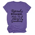 Detalle de camiseta violeta para mujer con texto 'Retired Teachers Make The Best Grandmas' - S / Tops / Púrpura (Texto Negro)