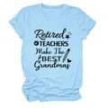 Primer plano del estampado Retired Teachers Make The Best Grandmas en camiseta azul - S / Tops / Azul Claro (Fuente Negra)