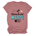Primer plano detallado del estampado Teacher Mode Off en una camiseta rosa de verano. - S / Tops / Oro Rosa (Texto Negro)