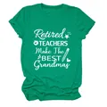 Vista detallada del estampado 'Retired Teachers Make The Best Grandmas' en camiseta verde - S / Tops / Verde Oscuro (Fuente Blanca)
