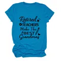Vista detallada de una camiseta azul con el texto 'Retired Teachers Make The Best Grandmas'. - S / Tops / Azul Lago (Fuente Negra)