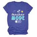 Camiseta azul de verano con gráfico "Teacher Mode Off" y diseño de palmeras. - S / Tops / Azul Retro (Texto Blanco)