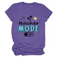 Vista detallada de la camiseta morada de manga corta teacher mode off para verano - S / Tops / Púrpura (Texto Negro)