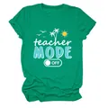Detalle de cerca del estampado gráfico teacher mode off en camiseta verde de mujer - S / Tops / Verde Tinta (Texto Blanco)