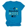 Detalle de camiseta azul con gráfico 'teacher MODE OFF' y palmeras para el verano. - S / Tops / Azul Lago (Texto Negro)