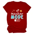 Primer plano del estampado gráfico Teacher Mode Off con palmeras en camiseta roja de verano - S / Tops / Rojo (Texto Blanco)