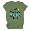 Vista detallada del estampado Teacher Mode Off en camiseta de algodón verde oliva - S / Tops / Verde Oliva (Texto Negro)