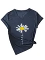 Gros plan sur l'imprimé marguerite et le texte « let it be » sur un t-shirt bleu foncé. - Bleu Marine (Imprimé Blanc)