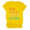 Gelbes Damen-T-Shirt mit buntem Slogan 'IT'S A GOOD DAY TO DRINK ON A BOAT' Design. - S / Oberteile / Gelb