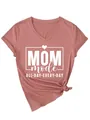 Primer plano de una camiseta rosa de mujer con cuello en V e inscripción Mom Mode blanca - Oro Rosa (Fuente Blanca)