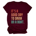 Nahaufnahme bordeaux T-Shirt mit Retro-Slogan IT'S A GOOD DAY TO DRINK ON A BOAT - S / Oberteile / Burgunderrot