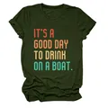 Detail des Vintage-Textes 'It's a good day to drink on a boat' auf grünem T-Shirt. - S / Oberteile / Armeegrün