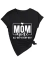 Detalle de camiseta negra de cuello en V con estampado blanco Mom Mode ALL DAY - Negro (Fuente Blanca)