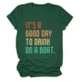 Detail eines dunkelgrünen Damen-T-Shirts mit 'It's a good day to drink on a boat'-Druck - S / Oberteile / Vintage Grün