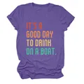 Detailaufnahme des lila T-Shirts mit Rundhalsausschnitt und Good Day Aufdruck - S / Oberteile / Lila
