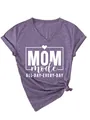 Vista detallada del texto Mom mode en una suave camiseta morada de mujer con cuello en V - Morado (Fuente Blanca)