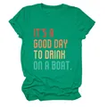 Detailansicht des Aufdrucks 'IT'S A GOOD DAY TO DRINK ON A BOAT' auf grünem T-Shirt - S / Oberteile / Dunkelgrün