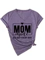 Detalle de camiseta morada jaspeada con cuello en V e impresión negra del eslogan Mom Mode - Morado (Fuente Negra)
