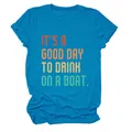 Detailansicht eines blauen T-Shirts mit dem Aufdruck 'It's a good day to drink on a boat' - S / Oberteile / Seeblau