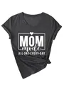 Detalle de una camiseta gris oscuro para mujer con cuello en V y eslogan MOM mode - Gris Jaspeado (Fuente Blanca)
