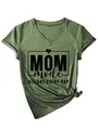 Vista detallada de la camiseta verde oliva con cuello en V y diseño gráfico de MOM mode - Verde Oliva (Fuente Negra)