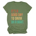Nahaufnahme eines olivgrünen T-Shirts mit 'It's a good day to drink on a boat' Aufdruck - S / Oberteile / Olivgrün