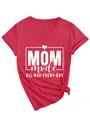 Camiseta roja de cuello en V para mujer con diseño MOM mode ALL DAY EVERY DAY impreso - Rojo (Fuente Blanca)