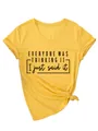 Dettaglio t-shirt gialla da donna con scollo a V e scritta 'Everyone Was Thinking It' stampata - Taglia S / Top / Giallo (Font Nero)