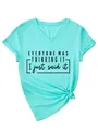 Vista dettagliata della t-shirt verde menta con scollo a V e slogan Everyone Was Thinking - Taglia S / Top / Blu Acqua Profonda (Carattere Nero)