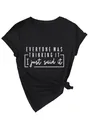 Détail de l'imprimé blanc sur un t-shirt noir décontracté pour femme avec col en V. - Noir (Texte Blanc)