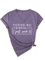 Détail du t-shirt violet à col en V avec impression 'EVERYONE WAS THINKING IT' - Violet (Police Blanche)
