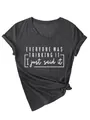 Gros plan du t-shirt femme gris anthracite à col en V avec impression de texte blanc - Gris Anthracite Chiné (Police Blanche)