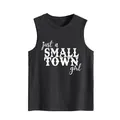 Detalle del estampado 'just a SMALL TOWN girl' en camiseta sin mangas negra informal para mujer. - S / Tops / Gris oscuro