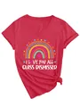 Détail du t-shirt rouge à col en V avec imprimé arc-en-ciel 'I Love You All Class Dismissed' - S / Hauts / Rouge