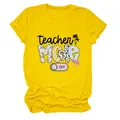 Detailansicht des 'Teacher Mode Off' Grafikdrucks auf einem leuchtend gelben T-Shirt. - S / Oberteile / Gelb