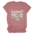 Detailansicht des 'Teacher Mode Off' Aufdrucks auf einem mauvefarbenen T-Shirt - S / Oberteile / Roségold