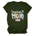 Detail eines olivgrünen Damen-T-Shirts mit buntem 'Teacher Mode Off'-Grafikdruck - S / Oberteile / Armeegrün