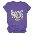 Detailansicht des 'teacher MODE OFF' Aufdrucks auf einem lila T-Shirt - S / Oberteile / Lila