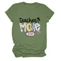 Nahaufnahme eines grünen Baumwoll-T-Shirts mit dem bunten 'Teacher Mode Off' Grafikdesign - S / Oberteile / Olivgrün
