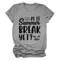 Detail eines grauen T-Shirts mit Rundhalsausschnitt und 'Is It Summer Break Yet?' Spruch. - S / Oberteile / Dunkelgrau (Schwarzer Text)