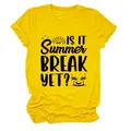 Detailansicht des Is It Summer Break Slogans auf einem gelben Damen-Baumwoll-T-Shirt. - S / Oberteile / Gelb