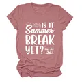 Detailansicht des 'Is It Summer Break Yet?' Grafikdrucks auf einem rosa Damen-T-Shirt. - S / Oberteile / Roségold