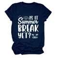 Detailansicht des dunkelblauen T-Shirts mit 'Is It Summer Break Yet?' Grafikdruck - S / Oberteile / Marineblau (Weißen Text)