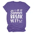 Detailansicht der weißen 'Summer Break'-Grafik auf einem lila T-Shirt mit Rundhalsausschnitt - S / Oberteile / Lila (Weißen Text)