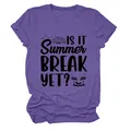 Detailansicht der schwarzen Aufschrift Is It Summer Break Yet auf violettem T-Shirt - S / Oberteile / Lila (Schwarzer Text)