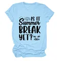 Detail des lustigen Summer Break-Textdrucks auf hellblauem Damen-T-Shirt mit Rundhals - 2XL / Oberteile / Hellblau